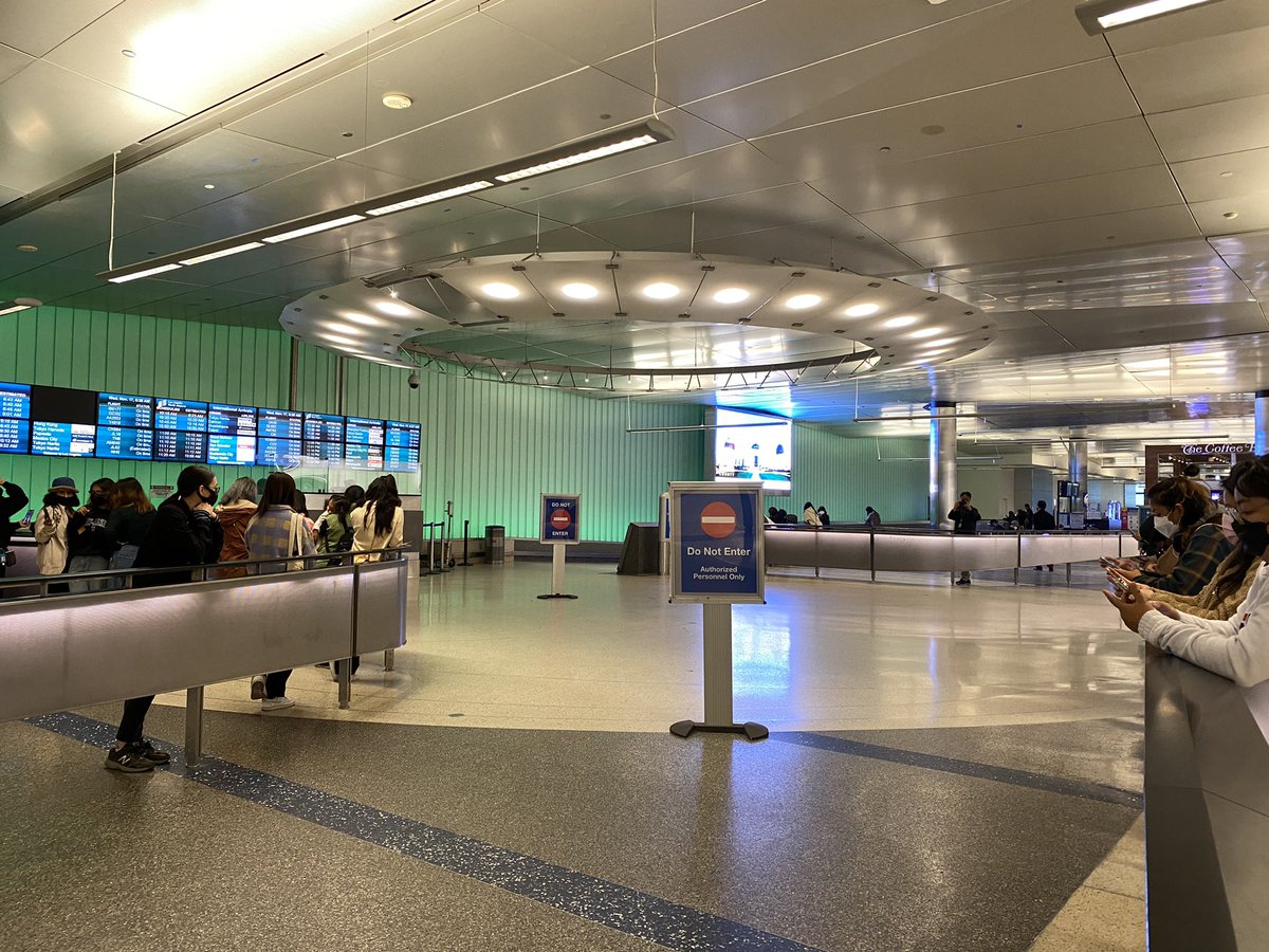 taegibyy's tweet photo. Tidak ada yg memposting foto kedatangan BTS di LAX karna mereka lepas landas dari jalan napas.
Mereka mengambil pintu masuk pribadi LAX yang dibuka sekitar tahun lalu yang dilalui artis ketika mereka tiba di LAX sehingga mereka tidak perlu dilihat oleh keramaian.
#WelcomeToLA_BTS https://t.co/vrBuMEhLBC