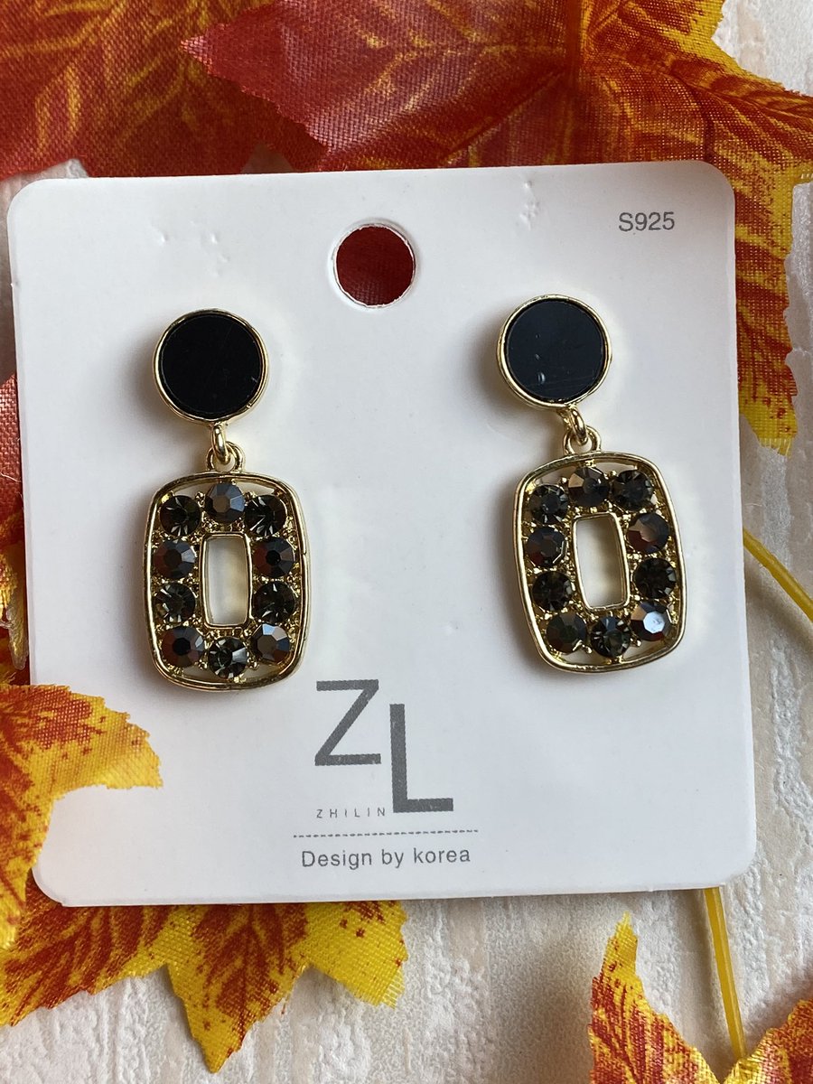 Earrings available for sell at UGX 15,000/= only. 🪄☎️ or Dm or whatsapp us on 0782864715 for deliveries. #jewellery #earrings #earringsoftheday #adorniseU #accessories #earpiercing #fashion #fashionstyle #fashionista #uganda🇺🇬 #uga #onlineshopping