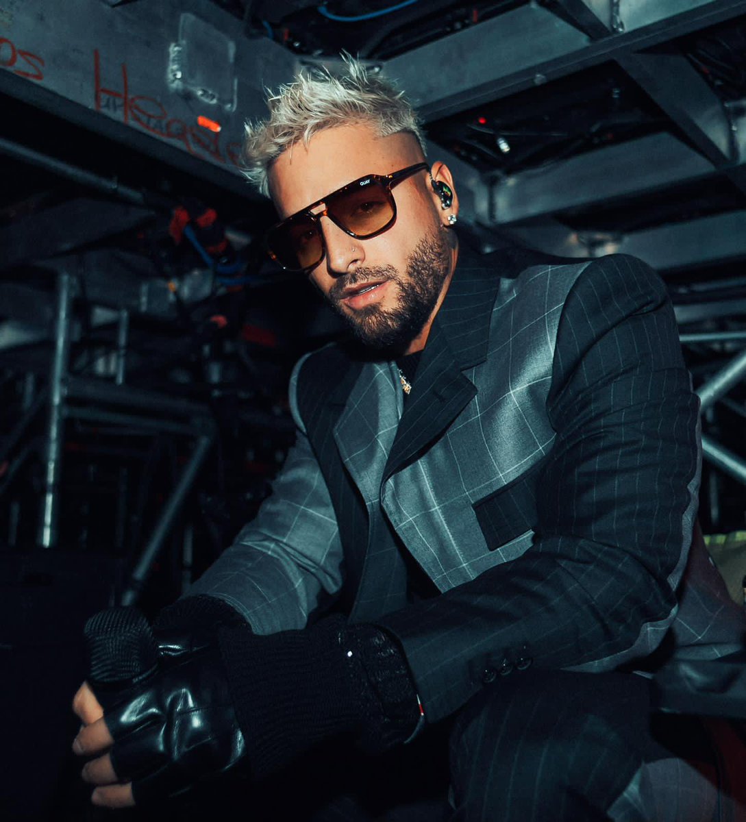 maluma's tweet photo. This style ‘ON THE FLY’ sold out with our first collection and have been my favorite to wear in my Papi Juancho tour. We brought them back in new colors in sunnies, prescription glasses, and ALL NEW prescription sunnies 😎 #QUAYXMALUMA https://t.co/A8nzBFChqV