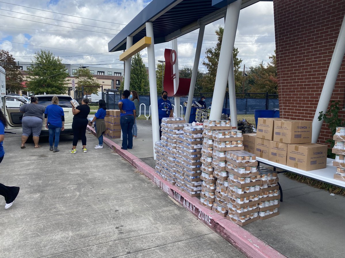 SabrinaSpadafi2's tweet photo. What an amazing Morning with the #HeightsFeeder at @CrockettES w/ our first feeder @HoustonFoodBank  Food Distribution! Thank you to principal @DrAlexisClark for the support and use of the campus. Over 80 families were provided food for the upcoming break. #goingtogreaterheights https://t.co/xszZ2GnBlQ