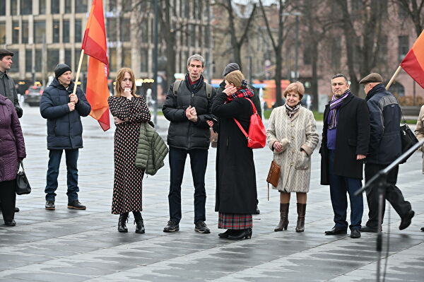 Mick Wallace and Clare Daly travelled to Lithuania to attend a small rally in support of a politician convicted of spying for Russia, Sputnik reports lt.sputniknews.ru/20211116/svobo…