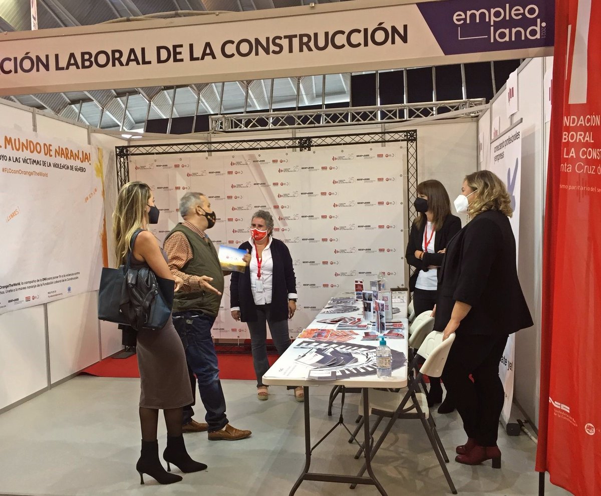 CCCabildoTfe's tweet photo. Nuestros compañeros @Efraincan y @veronicamepi visitan #Empleoland acompañados por @lbenjumea para conocer las propuestas de las entidades y empresas relacionadas con el mundo laboral

La feria se desarrolla en el @recintoferialtf hasta mañana y aglutina a más de 20 empresas https://t.co/8VfobCafcP
