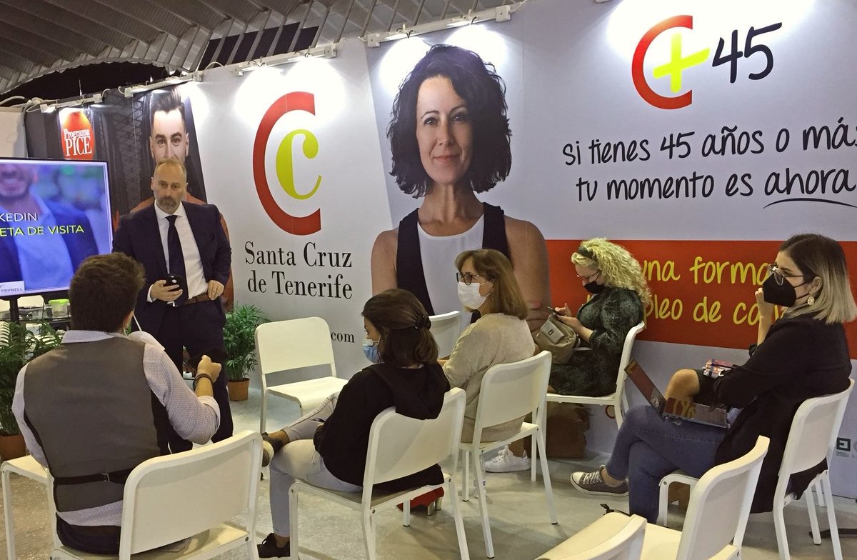 CCCabildoTfe's tweet photo. Nuestros compañeros @Efraincan y @veronicamepi visitan #Empleoland acompañados por @lbenjumea para conocer las propuestas de las entidades y empresas relacionadas con el mundo laboral

La feria se desarrolla en el @recintoferialtf hasta mañana y aglutina a más de 20 empresas https://t.co/8VfobCafcP