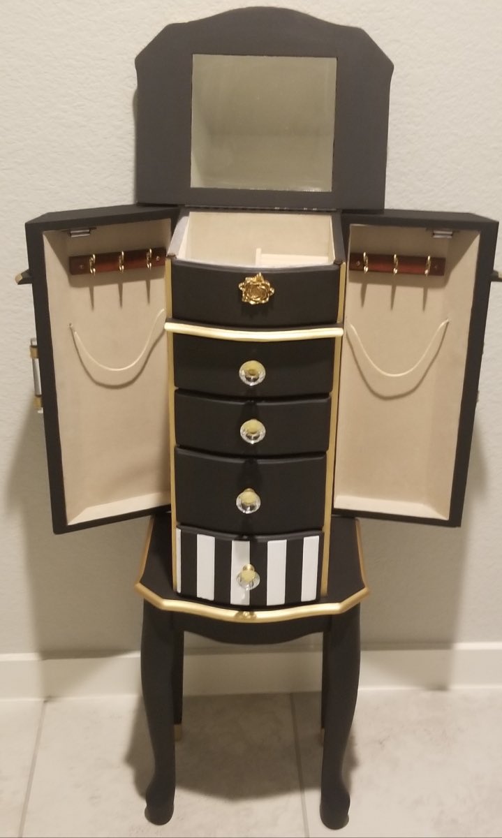 come_at_me2016's tweet photo. Hey guys,  I’m trying to surprise my mom buy selling all her unique pieces for Christmas. Every thing can be shipped and they’re all hand painted and crafted! https://t.co/PbaJLx1oUA
