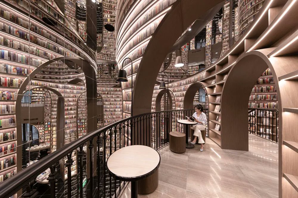 PublishersWkly's tweet photo. Chengdu's Lavish New Bookstore Is a Temple to the Printed Book | @Treehugger https://t.co/BMeRmgPoh6 https://t.co/2V3nUV7OLJ