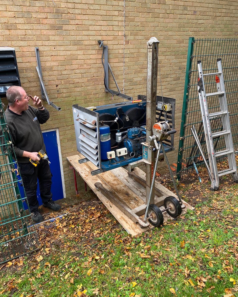 Polarcold1's tweet photo. Just replaced an old R22 system, finally given up after we installed it 25 years ago with no problems until now @AFRefrigeration @jehallfridge https://t.co/8Y0btVr43Q