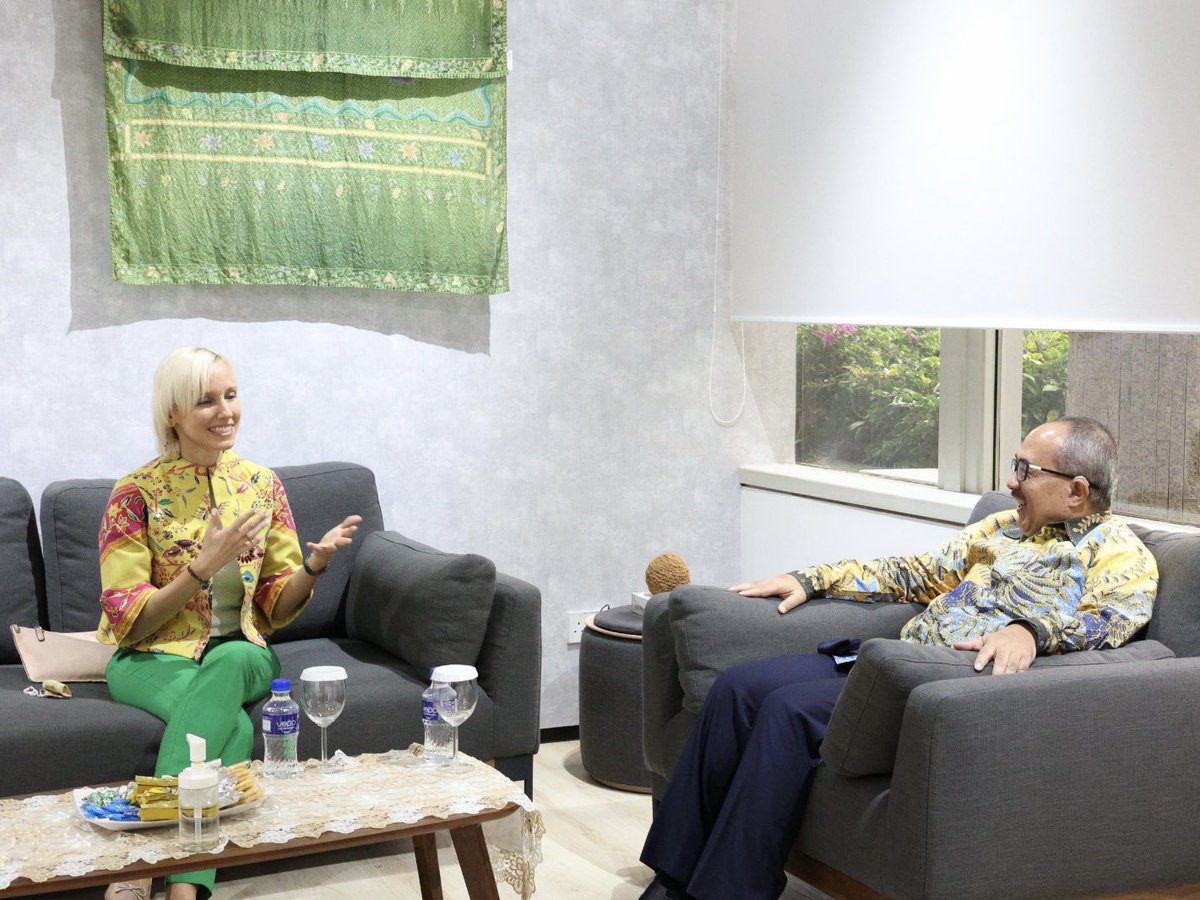 DubesRI_SG's tweet photo. Bersama Y.M. Judit Pach, Dubes Hungaria untuk Singapura, kami berbincang mengenai byk hal &amp; pengalamannya saat menjadi Dubes di Indonesia.
.
With H.E. Judit Pach, Hungarian Amb to Singapore, we talked about so many things &amp; her experience as Amb in Indonesia.
#IniDiplomasi 🇲🇨🇭🇺 https://t.co/1hGRADPK93