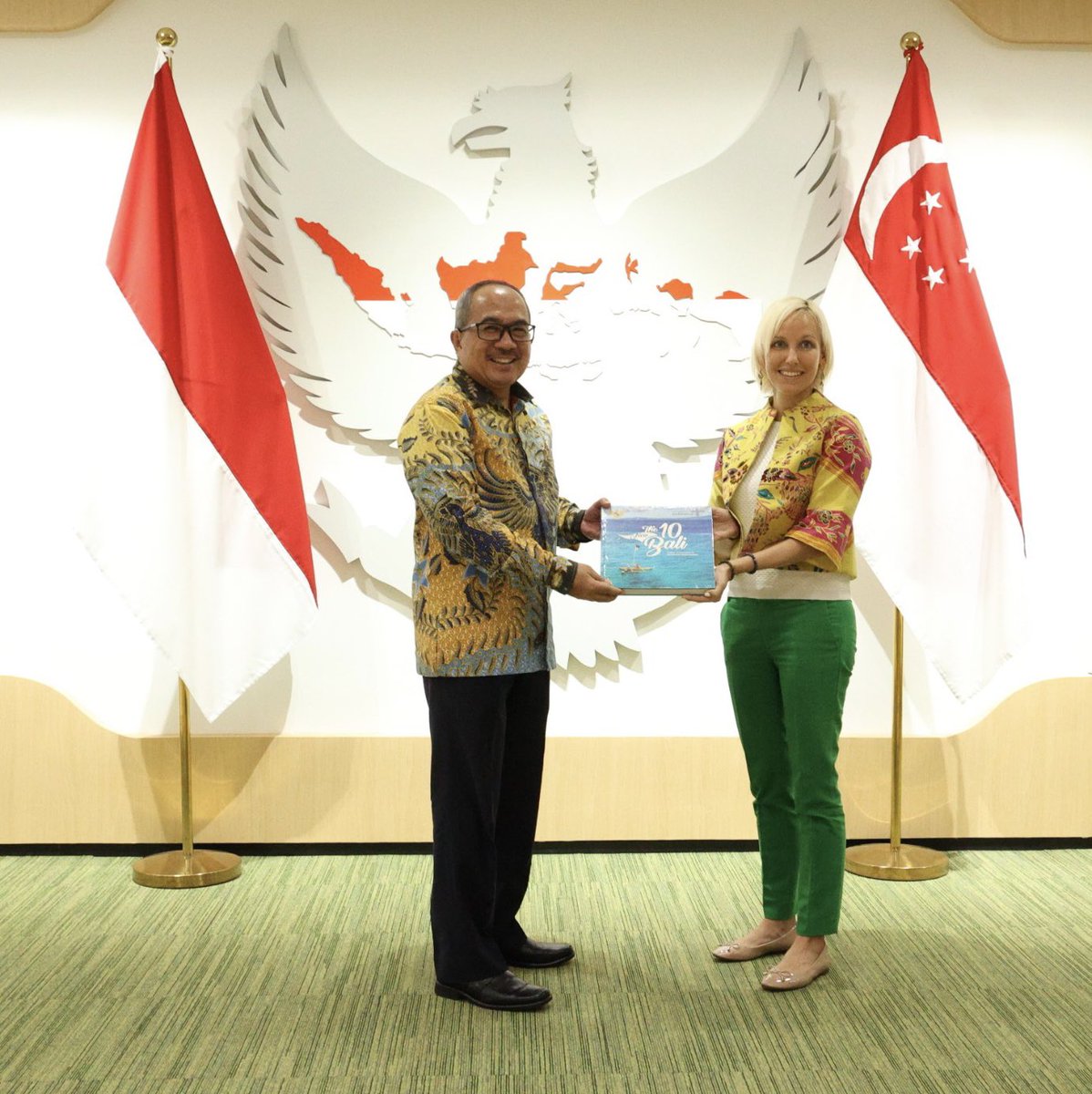 DubesRI_SG's tweet photo. Bersama Y.M. Judit Pach, Dubes Hungaria untuk Singapura, kami berbincang mengenai byk hal &amp; pengalamannya saat menjadi Dubes di Indonesia.
.
With H.E. Judit Pach, Hungarian Amb to Singapore, we talked about so many things &amp; her experience as Amb in Indonesia.
#IniDiplomasi 🇲🇨🇭🇺 https://t.co/1hGRADPK93