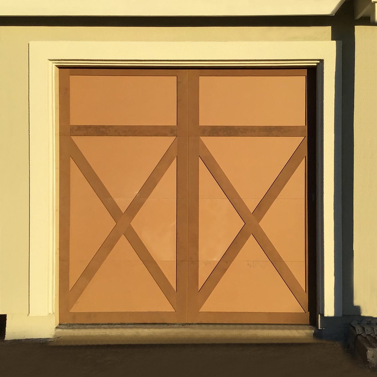 This gorgeous modern farmhouse garage door generates a sense of nostalgia and replicates the timeless look of those horse-and-buggy days. 

#farmhousestyle