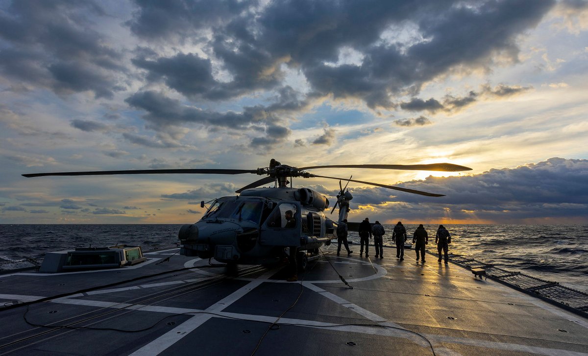 Australian_Navy's tweet photo. #HMASWarramunga's embarked MH-60R helicopter conducted flying operations while sailing in company with @jmsdf_pao_eng #JSInazuma during #ExNichigouTrident. 🚁🚢👋
📸: POIS Yuri Ramsey #AusNavy #YourADF https://t.co/4uBpEmHpPr