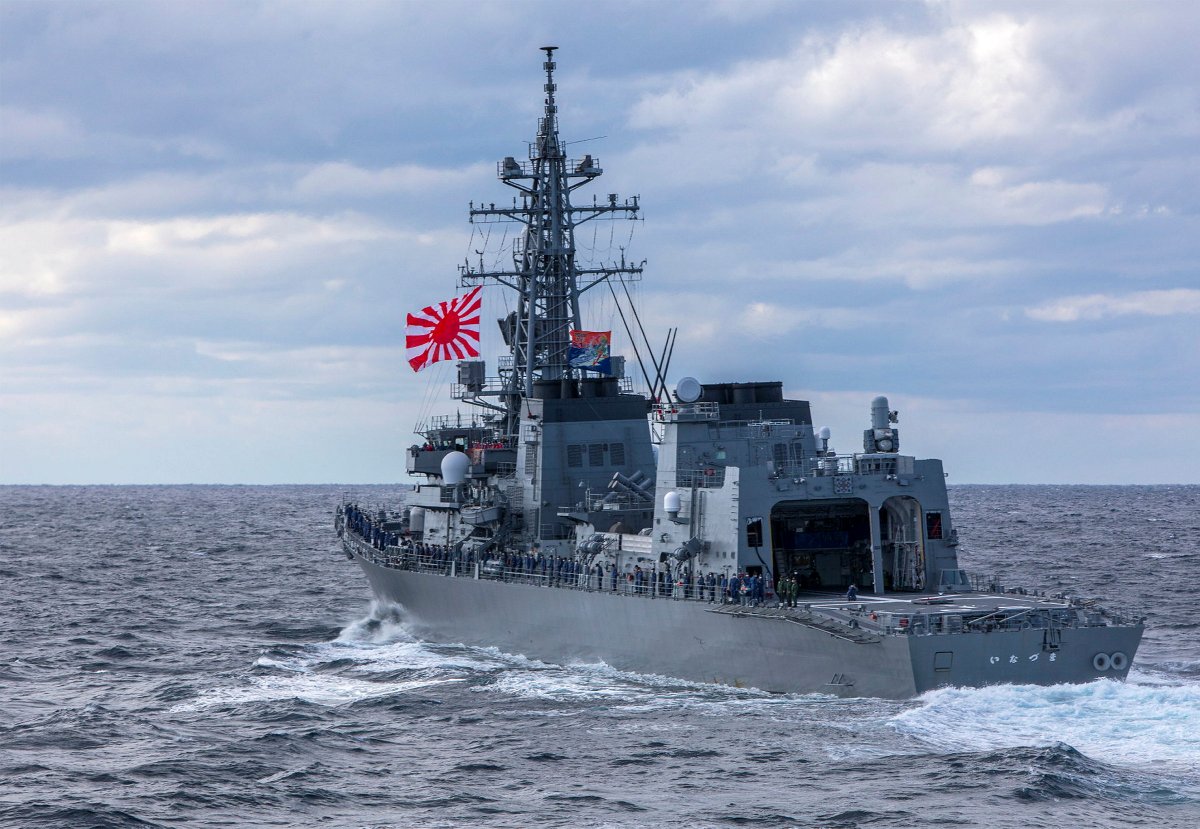 Australian_Navy's tweet photo. #HMASWarramunga's embarked MH-60R helicopter conducted flying operations while sailing in company with @jmsdf_pao_eng #JSInazuma during #ExNichigouTrident. 🚁🚢👋
📸: POIS Yuri Ramsey #AusNavy #YourADF https://t.co/4uBpEmHpPr