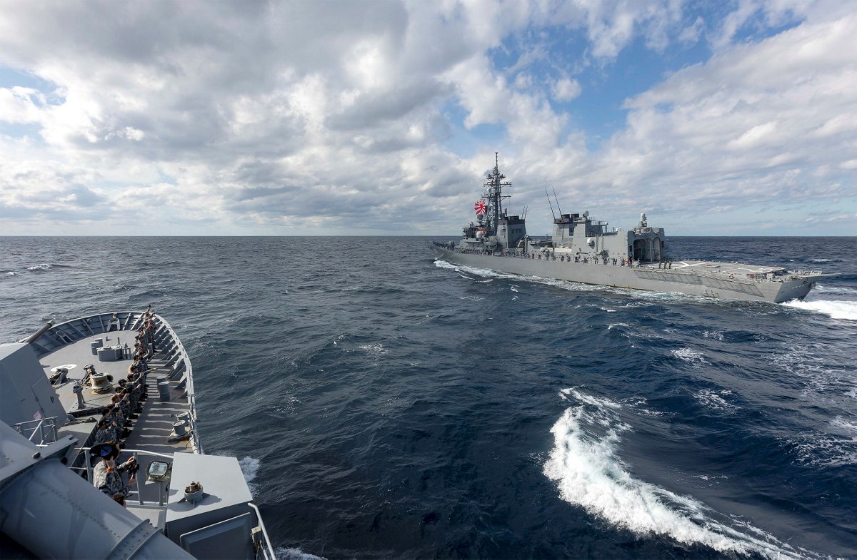 Australian_Navy's tweet photo. #HMASWarramunga's embarked MH-60R helicopter conducted flying operations while sailing in company with @jmsdf_pao_eng #JSInazuma during #ExNichigouTrident. 🚁🚢👋
📸: POIS Yuri Ramsey #AusNavy #YourADF https://t.co/4uBpEmHpPr
