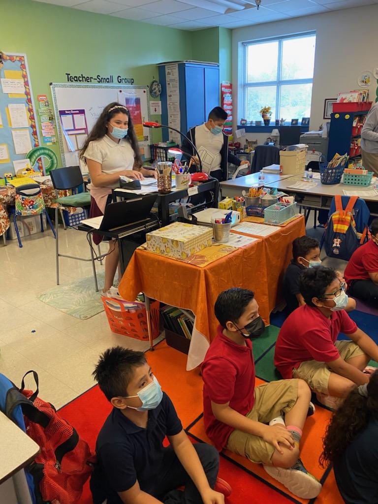 AprilColeman74's tweet image. Shout out to our 5th grade Kindness Krew teaching and engaging 2nd graders about the habit of kindness ❤️Thank you Counselor Kuo for leading the charge! @RMTZElem @BoudousquieM @MFisher1908 #LeadersofLearning #LearningExcellence