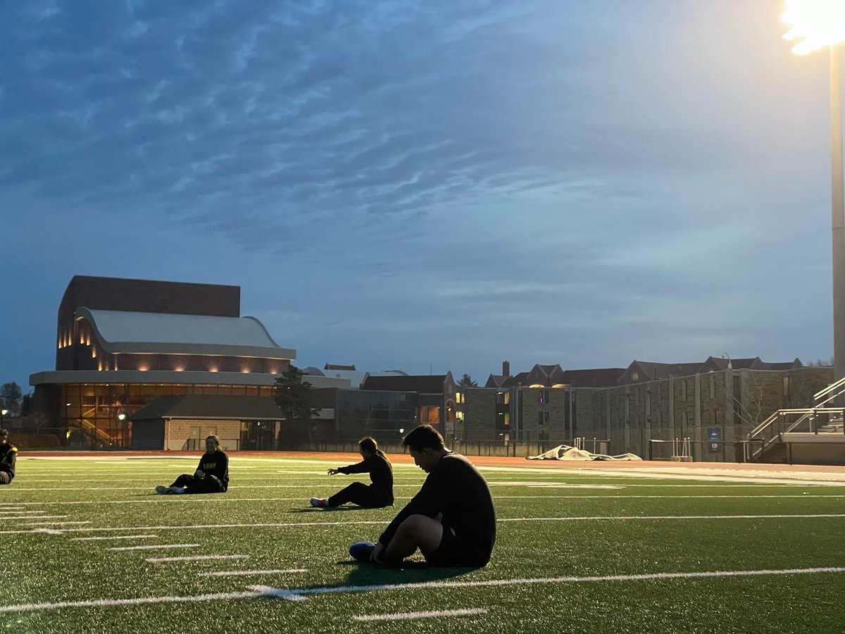 UDrotc01's tweet photo. This morning’s 50 degree temperature made it a perfect morning to run laps!

#PantherBattalion
#twoschoolsonemission

#thankfulthoughts
#leaderswanted
#3rdbrigaderotc
@armyrotc
@3rdrotcbrigade
@goarmy https://t.co/V4RkqE0aoO
