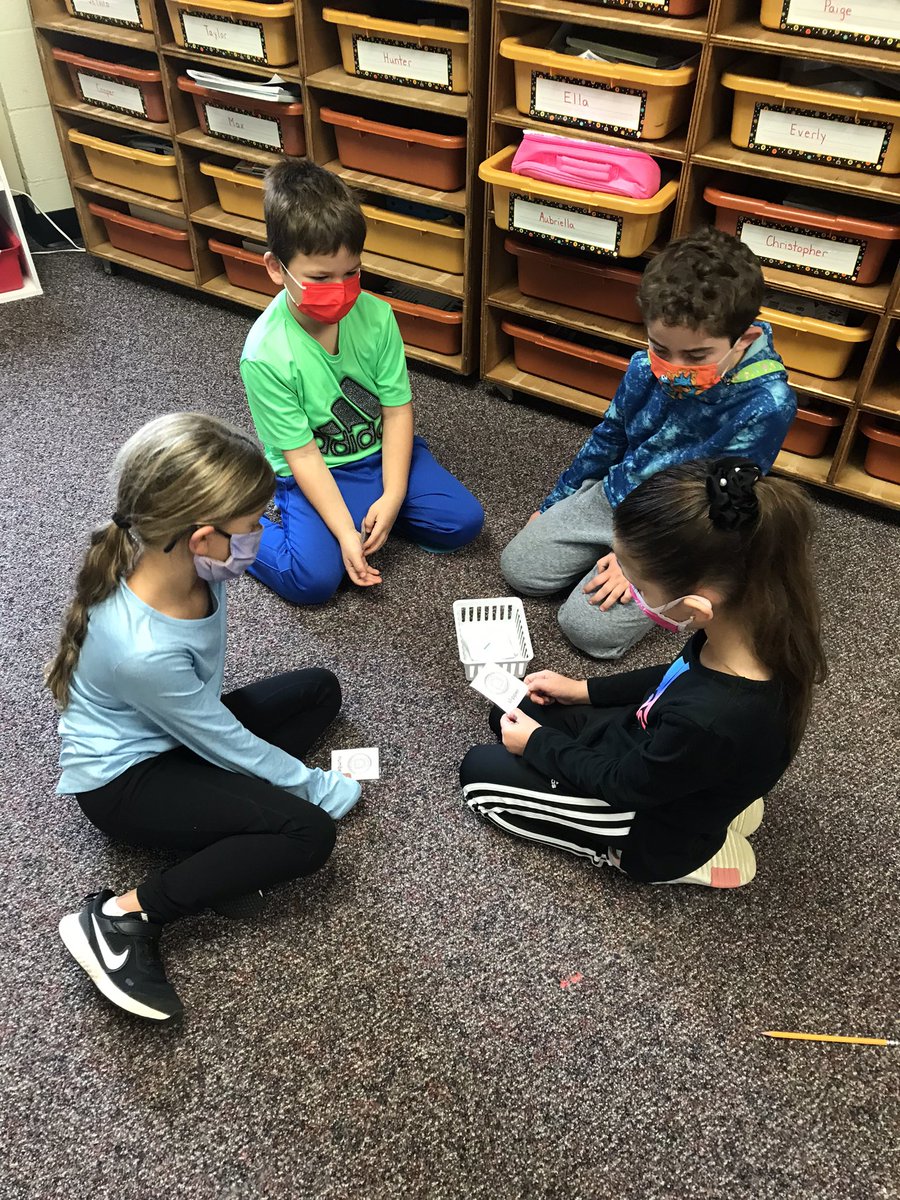 TeacherPieroni's tweet photo. Practicing our new sound-spelling patterns with a fun group game! #HHhappy https://t.co/sSpdY8F41Z