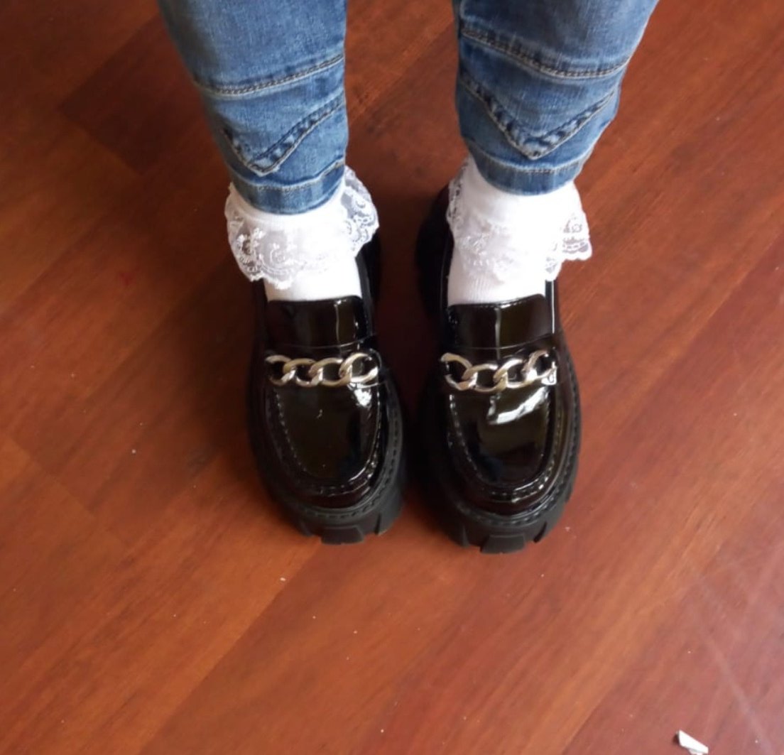 lifeinvale's tweet photo. Sabias que hoy usamos casi los mismos zapatos y calcetines hsbs? Nqv te amo #AskMonLaferte https://t.co/RbJKDAsP1L