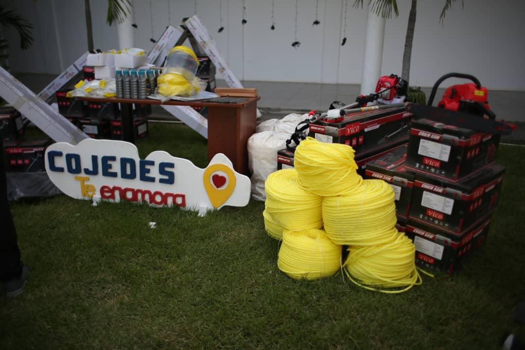 Desde la <a href="/Gob_Cojedes/">Gobierno Bolivariano de Cojedes</a>, el Gobernador (e) <a href="/INDASASA/">Indalecio Sánchez</a>, entrego más de 328 herramientas y materiales para la <a href="/Ssocialcojedes/">Secretaria Social</a>, <a href="/sservipublicos/">ServiciosPúblicos</a>, <a href="/InfrayVialidad/">Infraestructura y vialidad Cojedes.</a>, con la finalidad de potenciar el mantenimiento, cuido,  de las estructuras físicas y los espacios de la entidad cojedeña.
