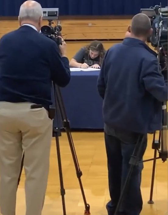 LinderLexi's tweet photo. It’s official!🏀🚨 Go Cougs!💙💛 @SAUCougarsWBB @vjhAlways100 https://t.co/mbQFwICUp1
