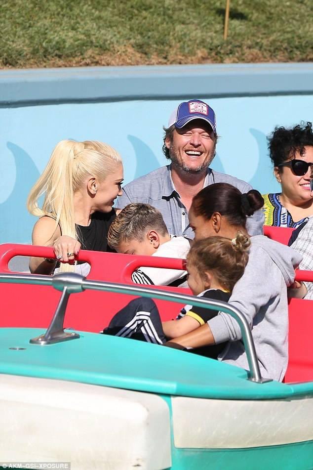 forgwenandblake's tweet photo. post or retweet to vote for laughter and happiness #BlakeShelton for #TheCountryArtist of 2021 for the #PCAs https://t.co/e4cbdQ6Dac