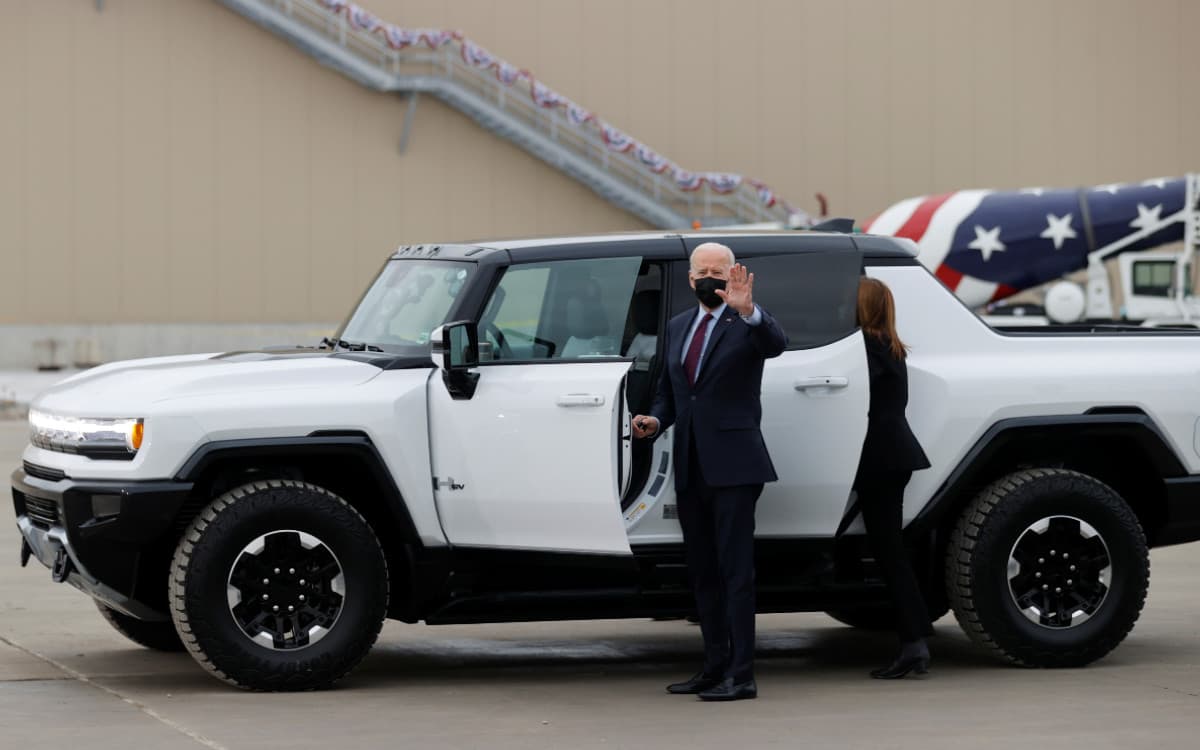 AristeguiOnline's tweet photo. Biden inaugura planta de GM y conduce la nueva Hummer eléctrica: "Este tonto es otra cosa" | Video
https://t.co/EyBYWZkhEA https://t.co/QqXuLEXYjh