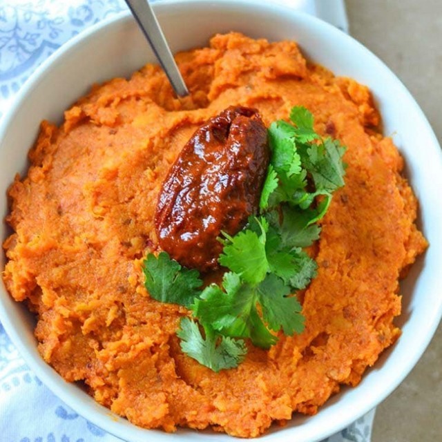 Chipotle mashed potatoes will make the perfect side dish on your table this holiday season when your family and friends are over! Recipe created by: <a href="/knowyourproduce/">Know Your Produce</a> #VivaLaMorena #LaMorena bit.ly/LMChipotleMash…