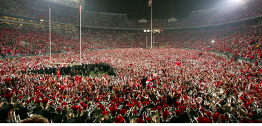 HistColFootball's tweet image. On this date in 2006, No. 1 Ohio State 42, No. 2 Michigan 39. First time these rivals entered the game ranked No. 1 &amp;amp; No. 2. The day before the game,Michigan coach Bo Schembechler passed away. #GoBucks #Buckeyes #CollegeFootball @ClintKPoppe #BuckeyeNation @elevenbravo138