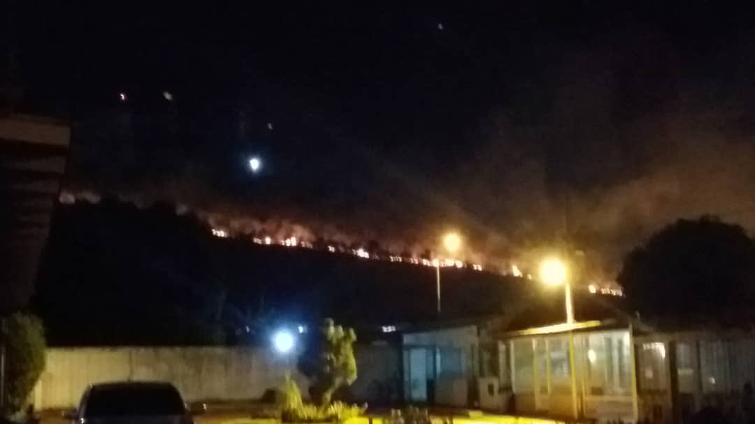 QPEV_'s tweet photo. #PulsoRegional #Bolivar #17Nov 7:35 P.M. Reportan incendio de vegetación en el Cerro Quemado (Chupi) al final del Paseo Caroní detrás de Sierra Parima, las llamas amenazan las viviendas cercanas. Reporte: #GASEC Vía: @LaTuristaKAM Fotos: Cortesía https://t.co/2estNKFbQo