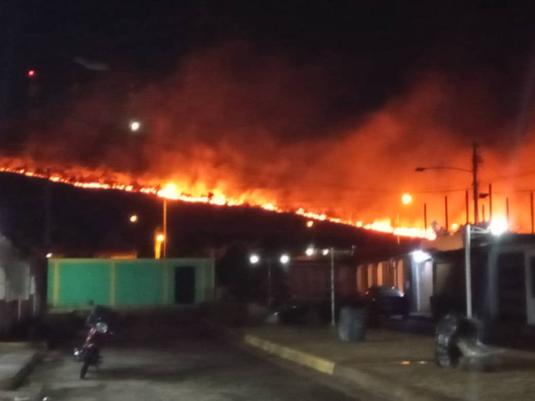 QPEV_'s tweet photo. #PulsoRegional #Bolivar #17Nov 7:35 P.M. Reportan incendio de vegetación en el Cerro Quemado (Chupi) al final del Paseo Caroní detrás de Sierra Parima, las llamas amenazan las viviendas cercanas. Reporte: #GASEC Vía: @LaTuristaKAM Fotos: Cortesía https://t.co/2estNKFbQo
