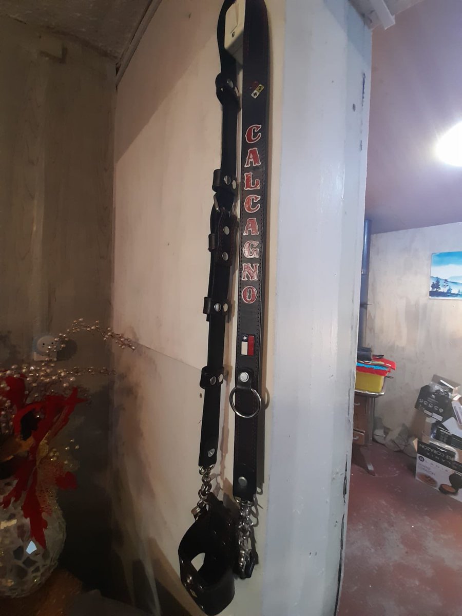 Estimados: en un desafortunado evento me robaron de mi auto el día de hoy mi radio con el porta radios y un par de guantes.  El porta radio tiene un valor sentimental puesto que es el mismo que usamos mis hermanos y yo.   Si lo ven en alguna publicación les agradezco comunicarme.