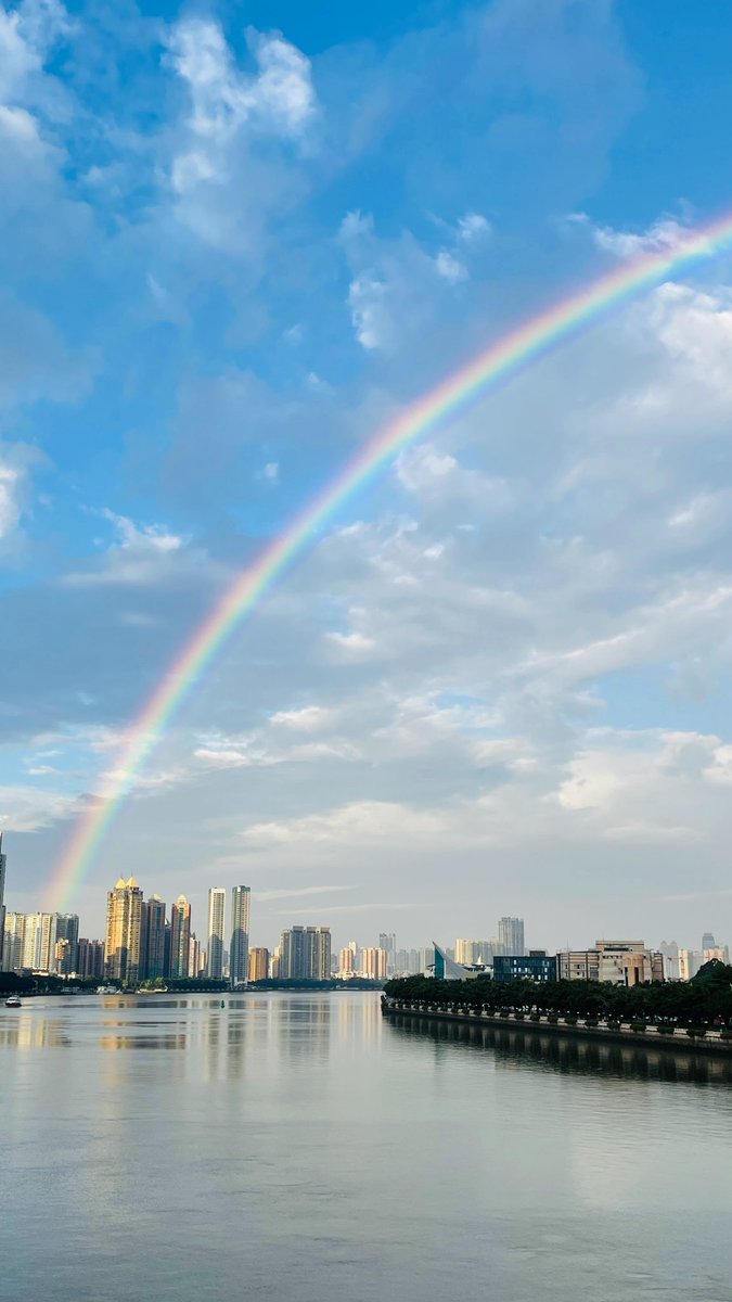 ixiaoyi2016's tweet photo. 东边日出西边雨
道是无晴却有晴
广州大桥即景
#Guangzhou https://t.co/Cok8AG14oY
