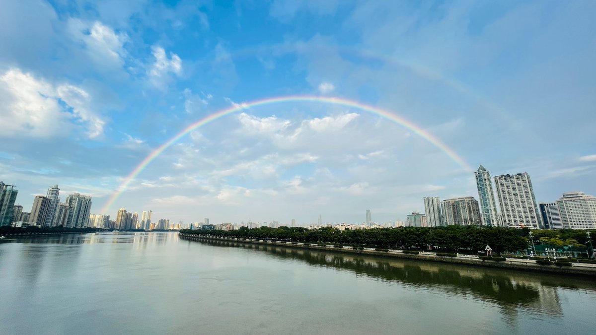 ixiaoyi2016's tweet photo. 东边日出西边雨
道是无晴却有晴
广州大桥即景
#Guangzhou https://t.co/Cok8AG14oY