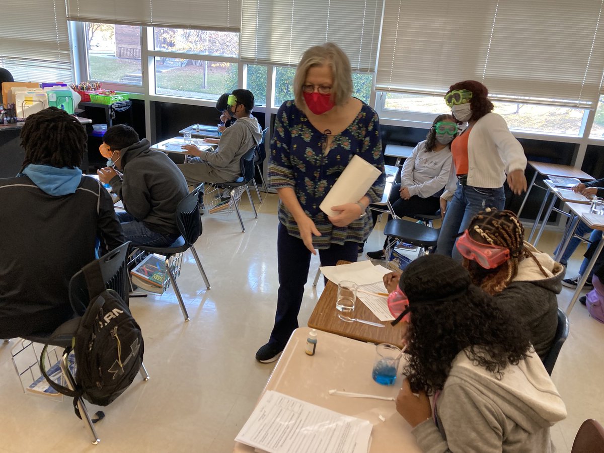 Ms. Huie and I enjoyed leading her students through the lab focusing on exercise and cellular respiration. Their energy was contagious. #WeDoScienceWell ⁦@WSFCS_Science⁩