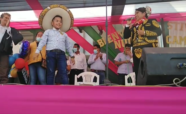 lauratarrillo's tweet photo. ¿Se acuerdan de Stiven Palomino, el niño que llegó a la seminifal de #LaVozKids en el equipo de @JoeyMontanaT? Hoy regresó a Pacanga (Chepén) y así lo recibieron 🥺🎉🥳 https://t.co/7Crf7Z9HC6