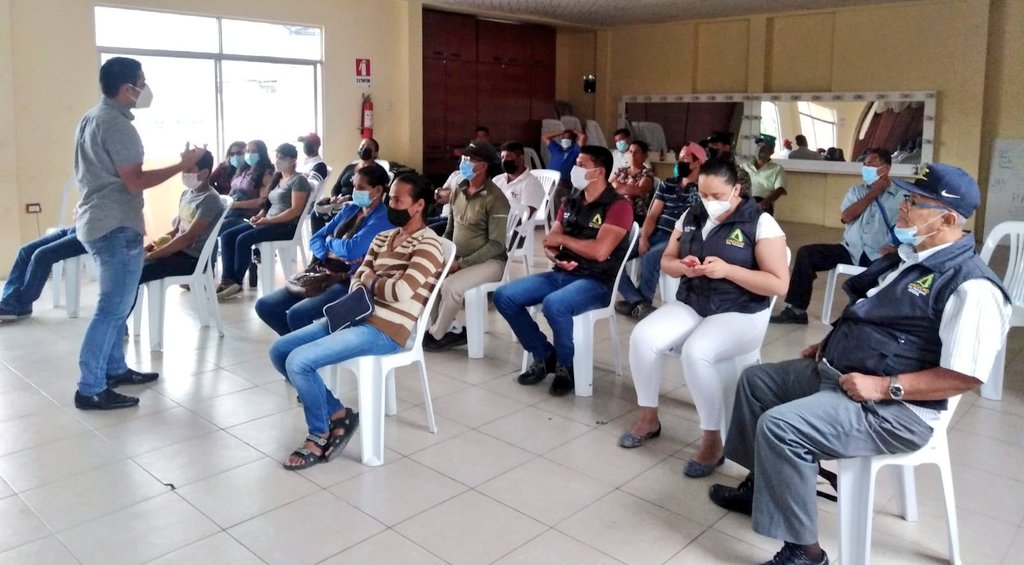 Agricultura_CZ4's tweet photo. Técnicos d proyecto PITPPA del @AgriculturaEc realizan capacitación en métodos de control de plagas y enfermedades en cultivos de limón, además se socializó los paquetes tecnológicos pecuarios con subvención a ganaderos de la parroquia Ayacucho cantón #SantaAna
#JuntosLoLogramos https://t.co/M8OBnD9Bhk