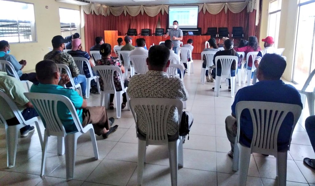 Agricultura_CZ4's tweet photo. Técnicos d proyecto PITPPA del @AgriculturaEc realizan capacitación en métodos de control de plagas y enfermedades en cultivos de limón, además se socializó los paquetes tecnológicos pecuarios con subvención a ganaderos de la parroquia Ayacucho cantón #SantaAna
#JuntosLoLogramos https://t.co/M8OBnD9Bhk