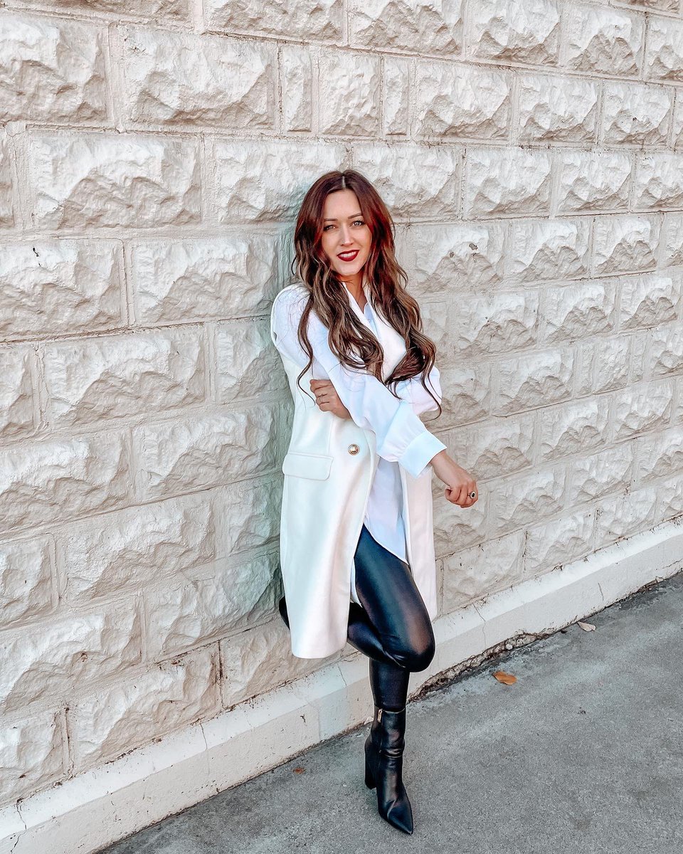 boisesocialite_'s tweet photo. Loving this white wool coat from @express! π€©
Leggings: Pink Lilly Boutique
Boots: @lulusdotcom
π²Outfit linked: https://t.co/yDOg1Yt1Tt
#BoiseSocialite #ExpressFashion #LuLusLove https://t.co/6WBiTjTSVR