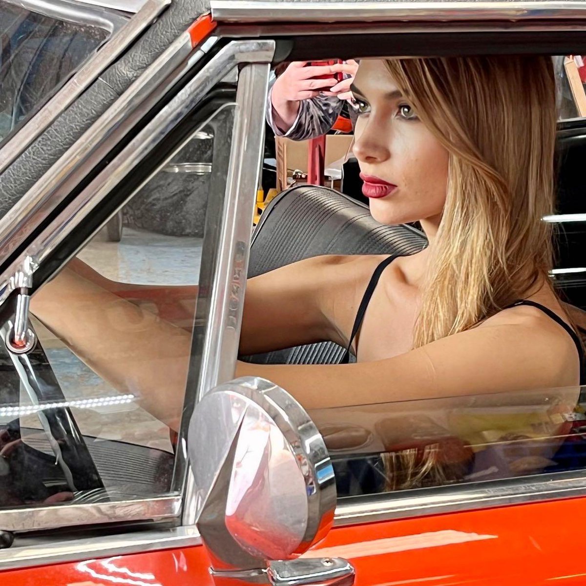 alicelauramodel's tweet photo. Some behind the scenes of our stunning Alexandria working at the Classic Car Photo Shoot with One Stop Auto Pros. Great job! @alicelauramodel
#classiccars #dallasphotoshoot #upscalevents #behindthescenes #fashionmodel #dallasfashion #brandambassador #premiumstaff #spokesmodels https://t.co/q7YDyiXXgk