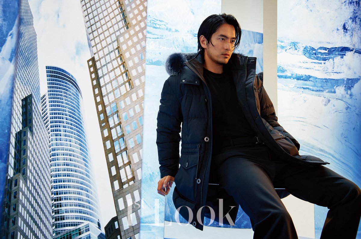 1stlookofficial's tweet image. 12월 18일 첫 방송을 앞두고 있는 #불가살 의 두 주인공! #이진욱 과 #권나라 가 #무스너클 과 함께 #퍼스트룩 230호 커버를 장식했습니다. 눈빛만 봐도 치명타 각! 강렬하고 시크한 모습을 담은 화보와 비하인드를 담은 인터뷰는 퍼스트룩에서 확인할 수 있습니다.❄️

#1stLook #LeeJinwook #KwonNara