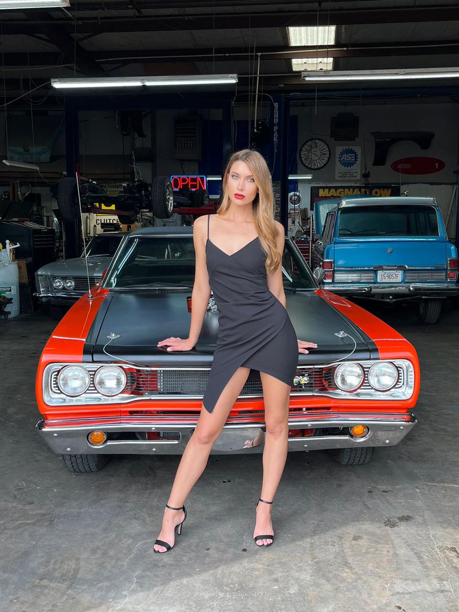 alicelauramodel's tweet photo. Some behind the scenes of our stunning Alexandria working at the Classic Car Photo Shoot with One Stop Auto Pros. Great job! @alicelauramodel
#classiccars #dallasphotoshoot #upscalevents #behindthescenes #fashionmodel #dallasfashion #brandambassador #premiumstaff #spokesmodels https://t.co/q7YDyiXXgk