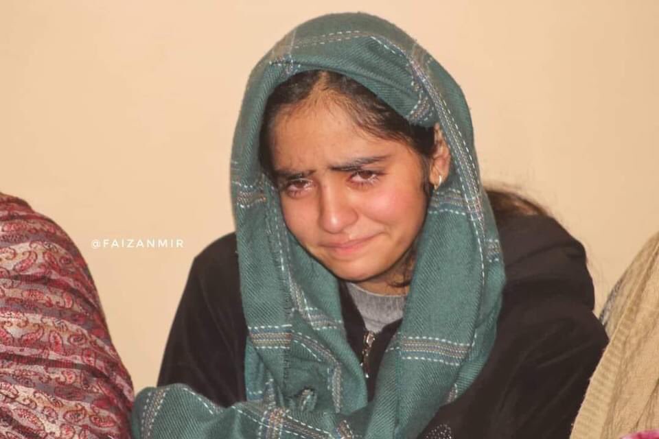 SaraHaf33119181's tweet photo. When I asked the Soldier,
Uncle! Why you killed my Father?
He laughed &amp; laughed Shamelessly.💔
[A story about Indian occupied Kashmir]

How they can laugh while taking life of a father in front of his daughter???💔😭

#KashmirBleeds
#KashmirLivesMatter https://t.co/xWwoXR5pug