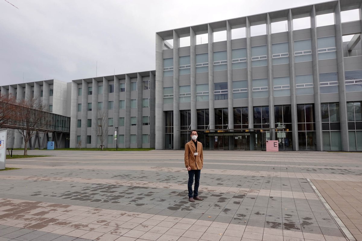 webkenbee's tweet photo. 今年は初雪がなかなか降らない札幌です。
Webデザイン授業の講師をしている北海道科学大学前からお届けします。

#POSSWEB https://t.co/V53iCJ1Svj
