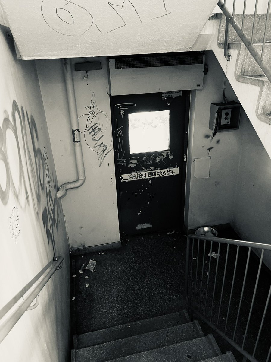 ElisabetEngberg's tweet photo. #Fult är ordet och tycker det beskriver det här trapphuset i ett p-garage bra. #själochhjärta https://t.co/zzZrUBCR80