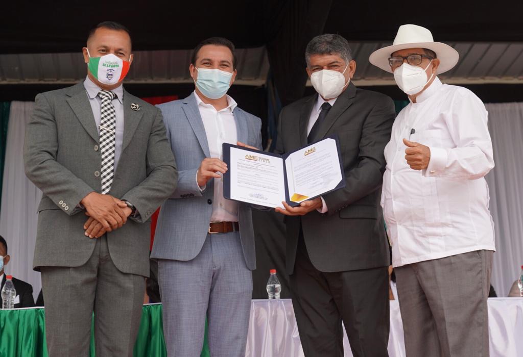 AMEcuador's tweet photo. #AMEregional5 | En la explanada del malecón de Balao, se realizó la Sesión Solemne para conmemorar los 34 años de vida política del cantón.
Edson Alvarado, presidente Regional, junto a varias autoridades, entregaron el acuerdo de felicitación al alcalde de Balao, Jonnatan Molina. https://t.co/ldEJhAmmac