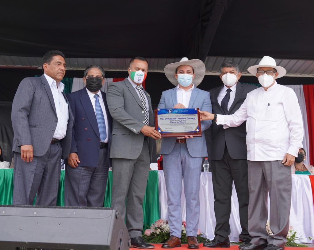 AMEcuador's tweet photo. #AMEregional5 | En la explanada del malecón de Balao, se realizó la Sesión Solemne para conmemorar los 34 años de vida política del cantón.
Edson Alvarado, presidente Regional, junto a varias autoridades, entregaron el acuerdo de felicitación al alcalde de Balao, Jonnatan Molina. https://t.co/ldEJhAmmac