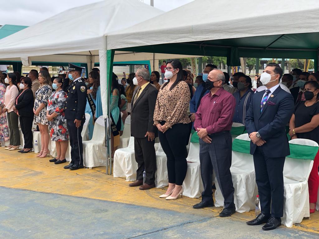 AMEcuador's tweet photo. #AMEregional5 | En la explanada del malecón de Balao, se realizó la Sesión Solemne para conmemorar los 34 años de vida política del cantón.
Edson Alvarado, presidente Regional, junto a varias autoridades, entregaron el acuerdo de felicitación al alcalde de Balao, Jonnatan Molina. https://t.co/ldEJhAmmac