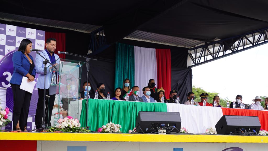 AMEcuador's tweet photo. #AMEregional5 | En la explanada del malecón de Balao, se realizó la Sesión Solemne para conmemorar los 34 años de vida política del cantón.
Edson Alvarado, presidente Regional, junto a varias autoridades, entregaron el acuerdo de felicitación al alcalde de Balao, Jonnatan Molina. https://t.co/ldEJhAmmac