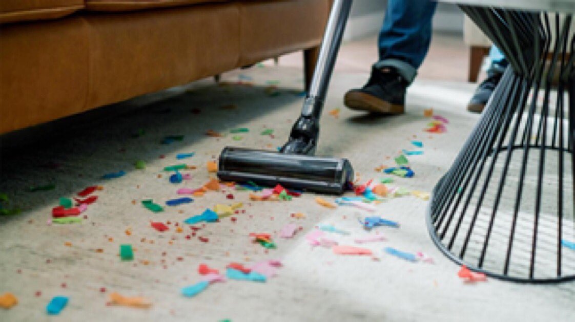 The holidays call for celebration — and extra clean up. #LGCordZero’s powerful suction scoops up all the party “favors”, from 🎉 confetti to 🍪 crumbs to 🎄 needles. #LGUS <a href="/LGUS/">LG Electronics</a> <a href="/lgmichaelstokes/">#LGmichaelstokes</a> <a href="/lgjoeytorres/">LGJoeyTorres</a>