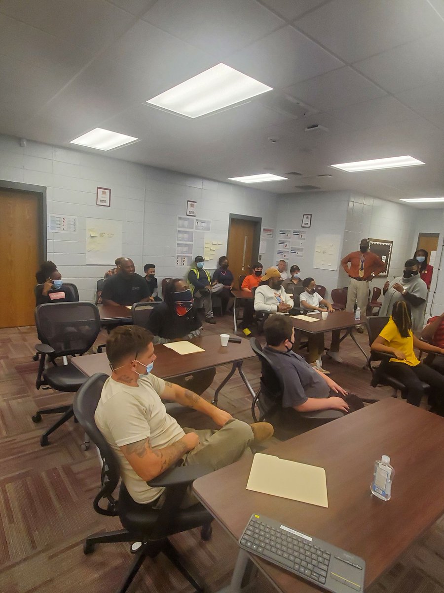 WeaverMiddle's tweet photo. It's a great day at Weaver Middle School!  We want to thank all fathers that came out to our Parent Engagement Workshop: Doughnuts with Dads this afternoon.
#BeGreater #WeaverStrong #BibbVIP @BibbSchools https://t.co/vfwccRTYnw