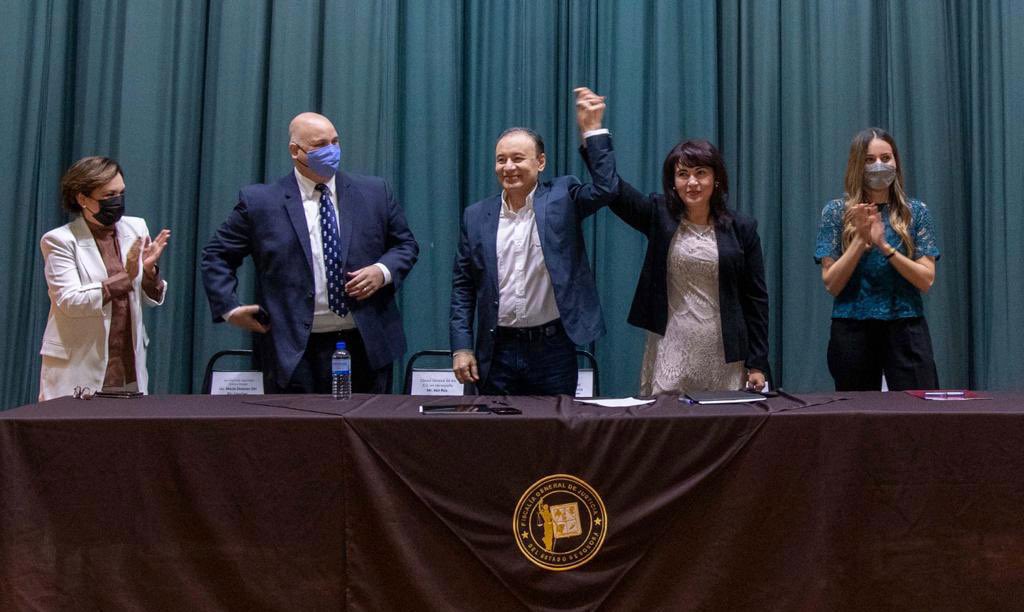 fgjesonora's tweet photo. 🟤 Hace unos momentos, el Gobernador del Estado de Sonora, @AlfonsoDurazo , la Fiscal General de Justicia, Claudia Indira Contreras Estados Unidos en Hermosillo Ken Rony, encabezaron la entrega de documentos de la Segunda Generación de Agentes del Ministerio Público Certificados https://t.co/NgSQZ3YHUq
