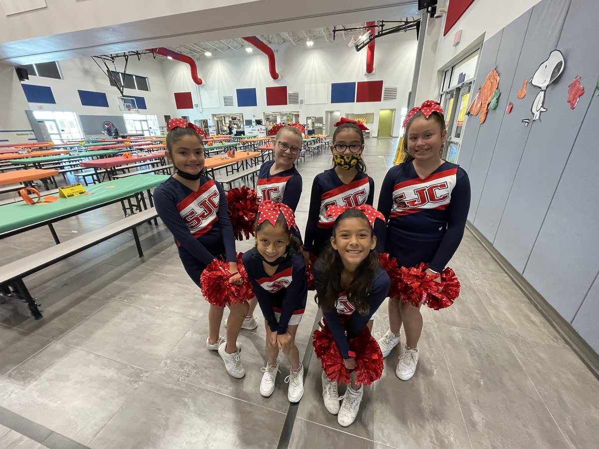 AAmparan_JCE's tweet photo. Our cheer girls greeting our #BUFFparents this morning for our Thanksgiving Luncheon! 🦃
❤️🦬💙 #BuffPROUD #BUFFcheer #TeamSISD https://t.co/d8aDVijyeZ